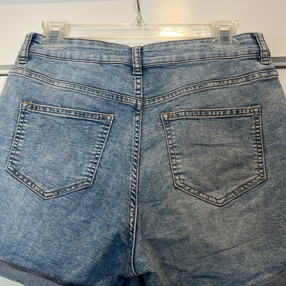 H&M Blue Jean Shorts with Cuffed Hem size 8. In great condition! - Picture 4 of 6
